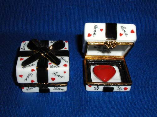 GIFT BOX W/HEART